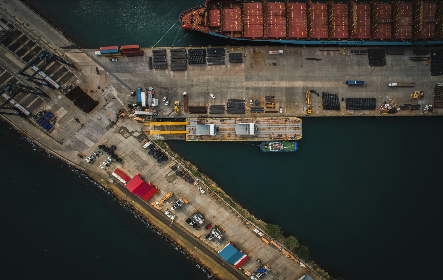 Cargo vessel and commercial port infrastructure